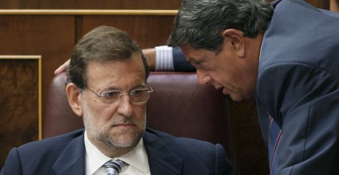 Federico Trillo habla con Mariano Rajoy en el Congreso en 2009. EFE/Gustavo Cuevas