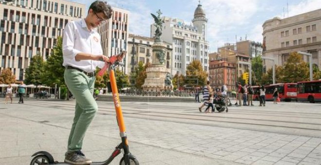 Un hombre prueba un patinete eléctrico en Zaragoza. EFE