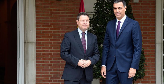 El presidente de Castilla-La Mancha, Emiliano García-Page, y jefe del Gobierno central, Pedro Sánchez, en la Moncloa, en una imagen de archivo. Foto: José Márquez