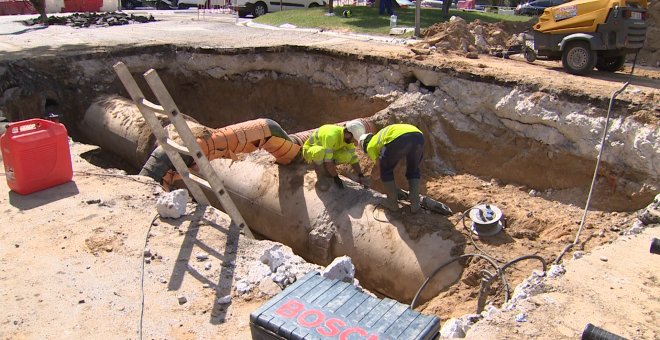 La rotura de una tubería de agua provocó un enorme socavón en Arturo Soria en Madrid. / EUROPA PRESS