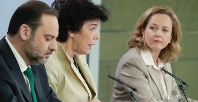 La ministra de Economía y Empresa, Nadia Calviño, la ministra de Educación y Formación Profesional, Isabel Celaá, y el ministro de Fomento, José Luis Ábalos, durante la rueda prensa tras la reunión del Consejo de Ministros. - EFE