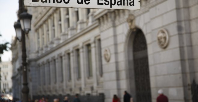 El letrero de la boca de metro de Banco de España, junto a la sede de la entidad en Madrid. REUTERS