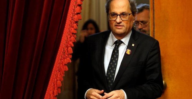 El presidente de la Generalitat, Quim Torra, espera a entrar en el hemiciclo del Parlament, que hoy celebra la segunda jornada de la sesión plenaria de esta semana, a la espera de que el mundo independentista concrete las movilizaciones que planea para el