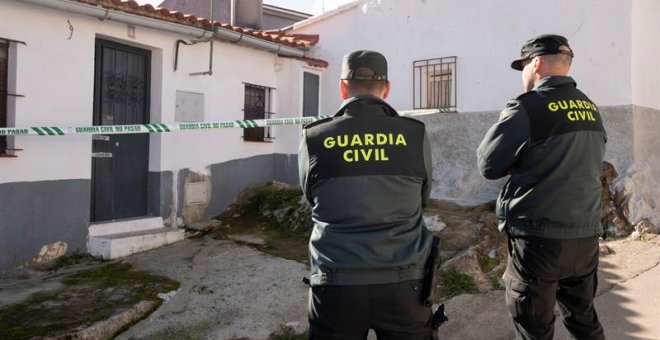 15/12/2018.- Efectivos de la Guardia Civil custodian la vivienda de la joven zamorana Laura Lelmo, desaparecida desde el miércoles cuando salió de su casa para practicar deporte, en la localidad de El Campillo (Huelva). EFE/Julián Pérez