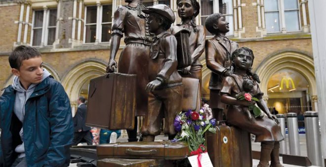 Un viajero observa el monumento conmemorativo del 'Kindertransport' en Londres. REUTERS/Archivo