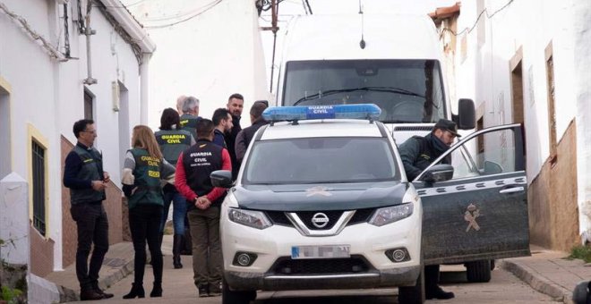 Efectivos de la UCO Guardia Civil inspeccionan una vivienda en la calle Córdoba de El Campillo (Huelva). (JULIÁN PÉREZ | EFE)