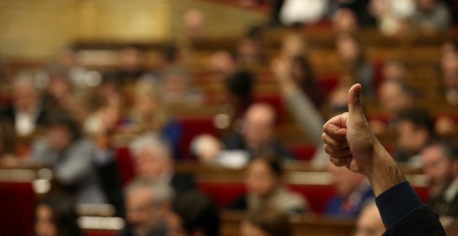 Imagen de archivo de una votación en el Parlament de Catalunya. - REUTERS