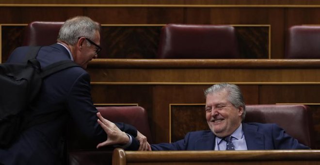 El ministro de Cultura José Guirao y su antecesor, Íñigo Méndez de Vigo, se saludan este miércoles en el Congreso. EFE/Javier Lizón