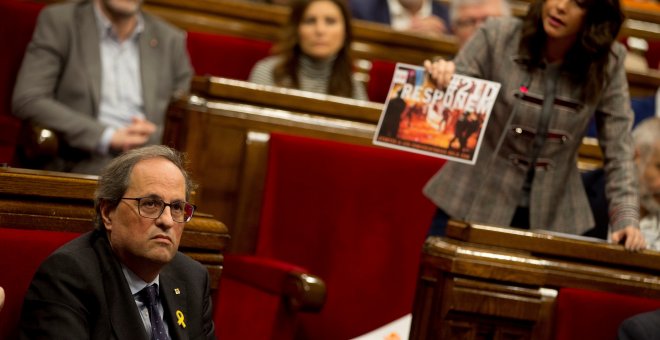 Inés Arrimadas muestra a Quim Tora una fotografía de los CDR -  EFE/ Quique García