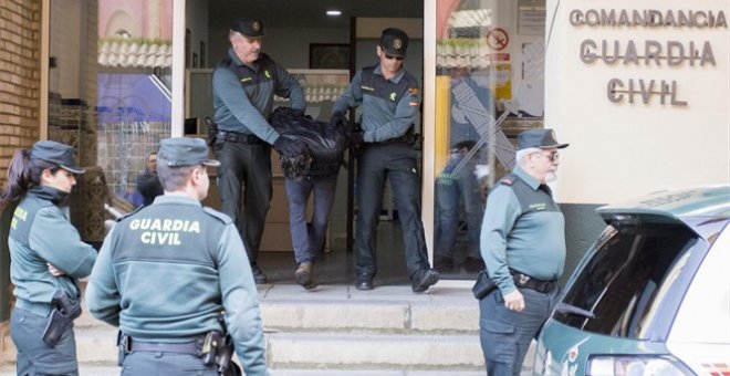 Agentes de la Guardia Civil trasladan a Bernardo Montoya.