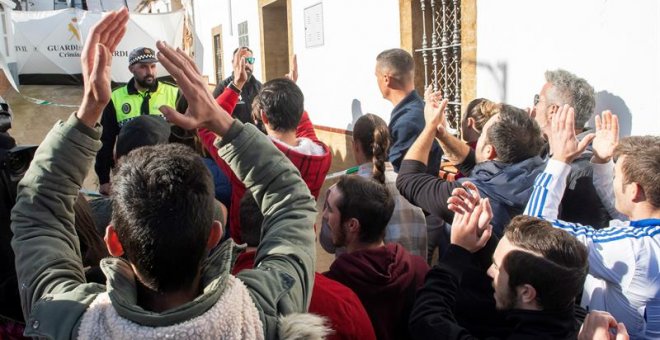 19/12/2018.- Vecinos de el Campillo (Huelva), han saltado el cordón policial para increpar a Bernardo Montoya, el autor confeso de la muerte de la joven zamorana de 26 años Laura Luelmo, a su llegada a dicho municipio, concretamente a su vivienda, acompañ