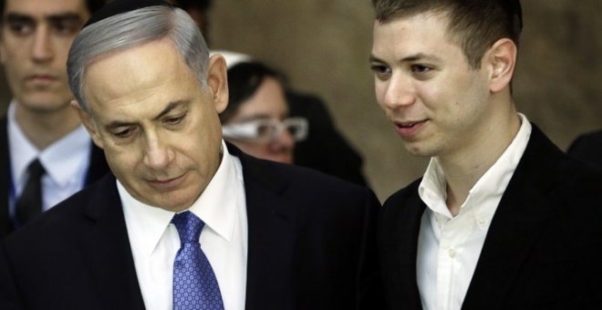 El primer ministro israelí Benjamin Netanyahu (izquierda) junto a su hijo Yair (derecha), en una imagen de archivo. / AFP - THOMAS COEX