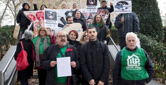 Activistas de la Plataforma de Afectados por la Hipoteca (PAH), durante la acción de protesta antes de registrar una acción judicial en la Audiencia Nacional contra sociedades del fondo buitre estadounidense Blackstone, que se ha convertido en el mayor ca