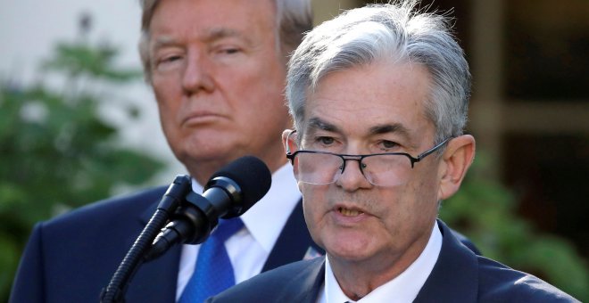 El presidente de la Reserva Federal (Fed), Jerome Powell, junto al presidente de EEUU, Donald Trump, en la Casa Blanca, el día de su nominación para dirigir el banco central estadounidense. REUTERS/Carlos Barria