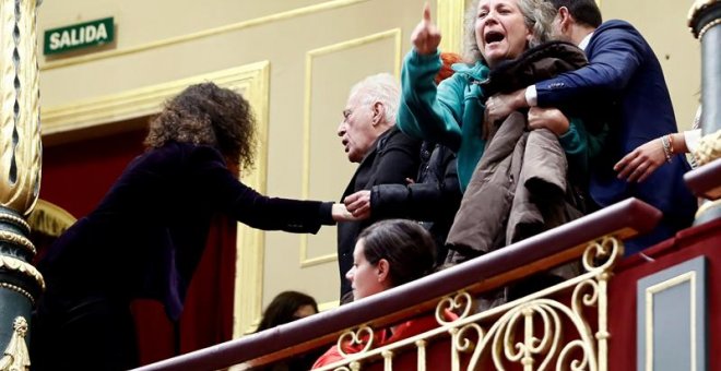 Miembros de la Plataforma de Afectados por la Hipoteca (PAH) que asistían como invitados al pleno del Congreso