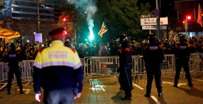 Imagen de la concentración la Avenida Diagonal en protesta por la visita del presidente del Gobierno, Pedro Sánchez, y su reunión con el de la Generalitat, Quim Torra. EFE/Alejandro García