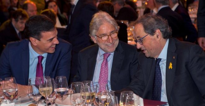 20/12/2018.- El presidente del Gobierno Pedro Sánchez (i), el presidente de la Generalitat de Cataluña Quim Torra (d) y el presidente de Foment Josep Sanchez Llibre (c) participan en la cena de la undécima edición de los premios Carles Ferrer Salat, que e