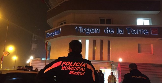 Imágenes del Twitter de Emergencias Madrid en las puertas de un hospital en el distrito de Villa de Vallecas - EFE