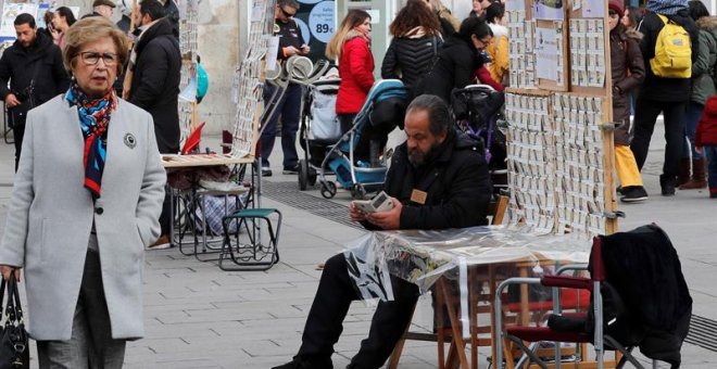 Comprar un décimo para el Sorteo de Navidad sigue siendo un momento muy especial en el año, tanto si se acude a una administración de lotería como cuando se hace a través de internet, y no faltan un sin fin de supersticiones para que la buena suerte nos a