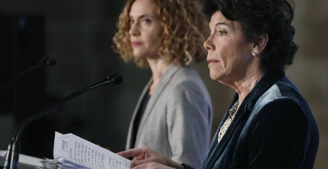 La ministra portavoz del Gobierno, Isabel Celaá, acompañada por la ministra de Administraciones Territoriales, Meritxell Batet, durante la rueda de prensa ofrecida tras finalizar la Reunión del consejo de ministros | Andreu Dalmau / EFE