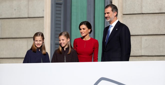 Los reyes, junto a sus hijas, Leonor (princesa de Asturias), y su hermana, la infanta Sofía, en el acto central de celebración de los 40 años de la Constitución, en el Congreso de los Diputados. EFE