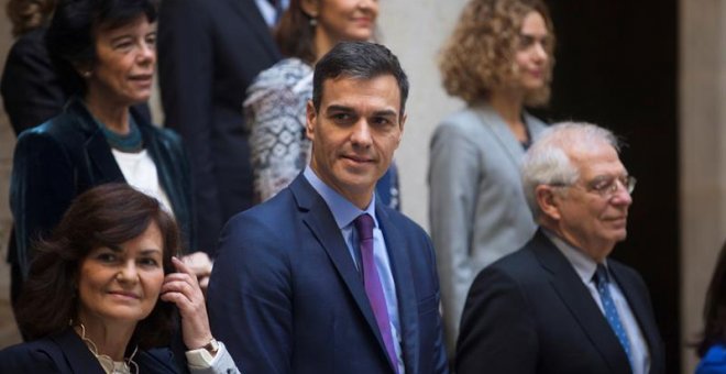 El presidente del Gobierno, Pedro Sánchez, y la vicepresidenta, Carmen Calvo, junto a varios ministros, posan en la foto de familia momentos antes de la reunión del Consejo de Ministros que se celebra hoy en la Llotja de Mar de Barcelona, contra el cual n