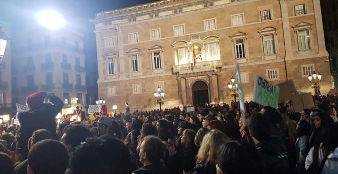 Personas congregadas en la Plaza de Catalunya de Barcelona en protesta por la muerte de la perra Sota. (EP)