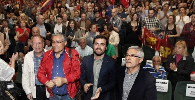 Alberto Garzón, junto a Gaspar Llamazares, en una imagen de archivo. EFE