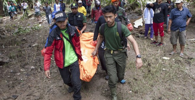 Voluntarios trasladan un cuerpo tras el tsunami en Indonesia que deja al menos 370 muertos. / EFE - ZULKIFLI