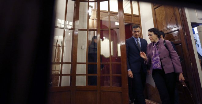 El presidente del Gobierno, Pedro Sánchez, junto a la ministra de Trabajo, Migraciones y Seguridad Social, Magdalena Valerio, a su entrada al hemiciclo del Congreso para asistir a la última sesión de control al Ejecutivo del año. EFE/Javier Lizón