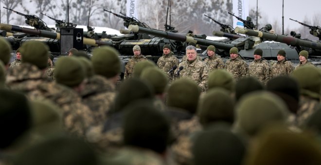 El presidente ucraniano Petró Poroshenko, durante una ceremonia militar.- Mikhail Palinchak/ GABINETE DE PRENSA DEL GOBIERNO UCRANIANO