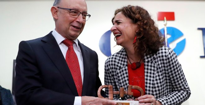 La ministra de Hacienda, María Jesús Montero,junto a su antecesor en el cargo, Cristóbal Montoro, en el acto de entrega del Premio cermi.es a su Departamento por la aprobación de la Ley de Contratos del Sector Público. EFE/ Juan Carlos Hidalgo