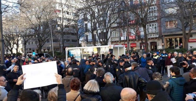 Momentos de tensión en Pamplona entre manifestantes de Anvite y participantes en la iniciativa de Sare por los presos