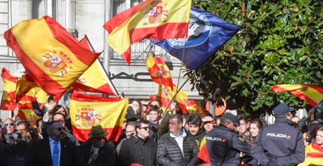 La celebración de la Toma de Granada ha vuelto a reunir a partidarios de la tradición y detractores de esta fiesta que, entienden, tiene un alto contenido xenófobo. | EFE