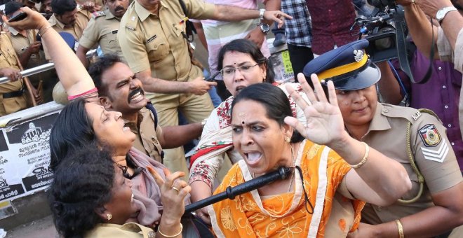 Protestas en el sur de la India después de que dos mujeres entraran, por primera vez, en el templo sagrado hindú de Sabarimala/ EFE