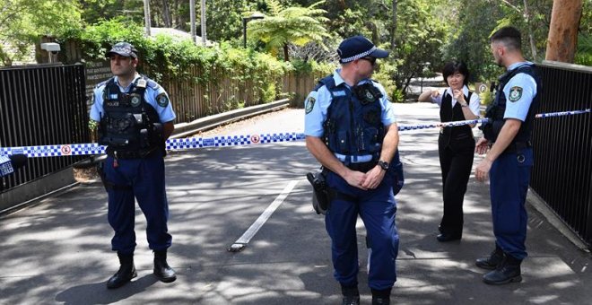 , 03/01/2019.- La policía de Nueva Gales del Sur monta guardia en la escena de un doble apuñalamiento hoy en la sede de la Iglesia de Cienciología en Chatswood, Sídney (Australia). EFE/ Mick Tsikas PROHIBIDO SU USO EN AUSTRALIA Y NUEVA ZELANDA