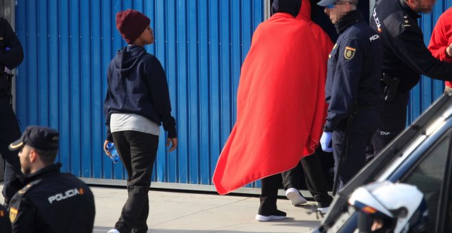 Migrantes en el puerto de Crinavis de San Roque, en la bahía de Algeciras (Cádiz). / EFE - CARRASCO RAGEL