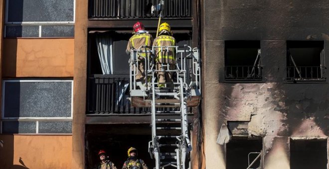 Los Bomberos han logrado controlar el incendio en un edificio de diez plantas en Badalona (Barcelona) que hoy ha causado tres muertos y una quincena de heridos, entre ellos un bebé en estado crítico. EFE/ Quique García