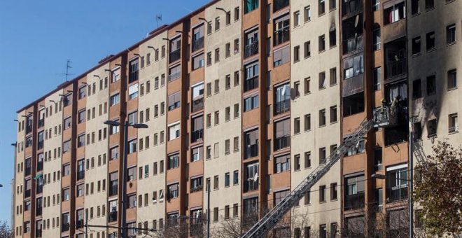 Tres personas han fallecido y varias han resultado heridas en un incendio ocurrido hoy en un edificio de diez plantas en la avenida Marquès de Mont-roig de Badalona (Barcelona) EFE/ Quique García