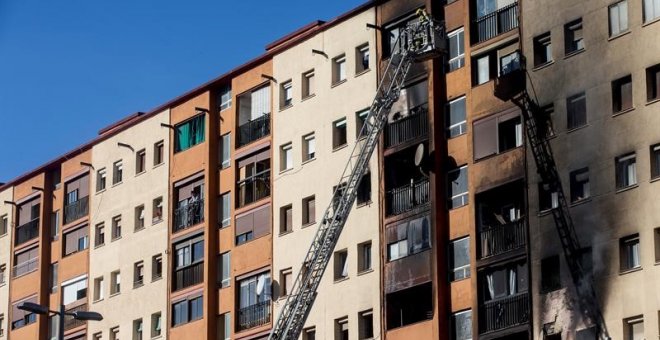 Treball dels bombers en l'extinció de l'incendi al barri de sant Roc de Badalona (Barcelonès). Quique García / EFE