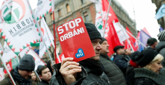 Miles de personas protestan en Budapest contra la ley que impone cerca de 400 horas extra a los trabajadores. REUTERS/Bernadett Szabo