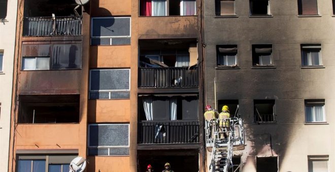 Los Bomberos han logrado controlar el incendio en un edificio de diez plantas en Badalona (Barcelona) que hoy ha causado tres muertos y una quincena de heridos, entre ellos un bebé en estado crítico. EFE/ Quique García