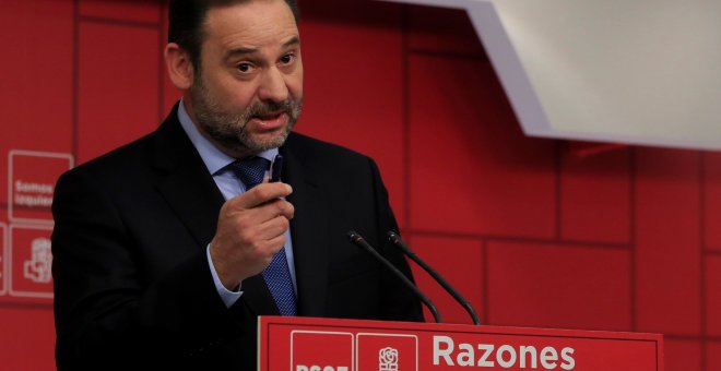 El secretario de Organización del PSOE y ministro de Fomento, José Luis Ábalos, durante la rueda de prensa que ofreció tras la reunión de la Ejecutiva Federal del PSOE celebrada en Ferraz. EFE/Fernando Alvarado