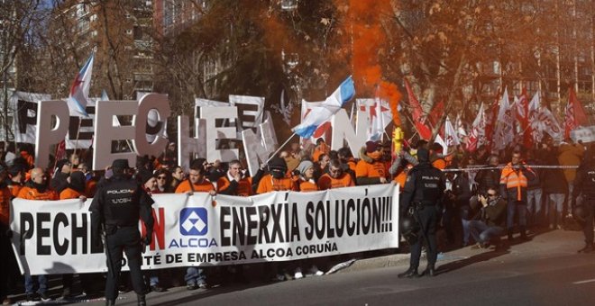 Trabajadores de Alcoa contra el cierre de las fábricas de Galicia y Asturias / Eduardo Parra - Europa Press