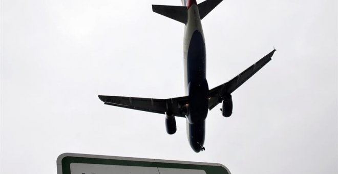 Un avión de la aerolínea British Airways aterriza en el aeropuerto de Heathrow en Londres. - EFE