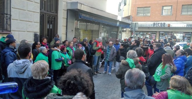 Imagen de la paralización del desahucio de Nancy en Vallecas/ Twitter: @AlertaDesahucio