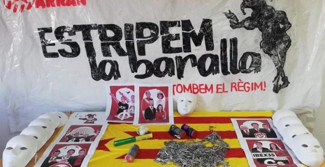 08/01/2019.- Material incautado por la Policía Nacional a los ocho jóvenes simpatizantes de Arran, organización juvenil de las CUP, que ha detenido hoy por desórdenes públicos a las puertas del Tribunal Supremo, donde llegaron a lanzar dos botes de humo,