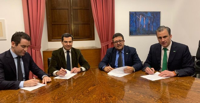 El secretario general del PP, Teodoro Garcia Egea, el candidato a la presidencia de la Junta, Juan Manuel Moreno Bonilla, el cabeza de lista de Vox en Andalucía, Francisco Serrano, y el secretario general de la formación de ultraderecha, Javier Ortega Smi