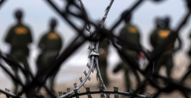 Policías estadounidenses en la frontera con México. - AFP