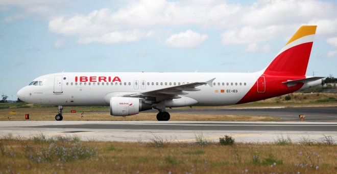 Un avión Airbus A320-200 de Iberia aterrizando en el aeropuerto de Lisboa. REUTERS/Rafael Marchante